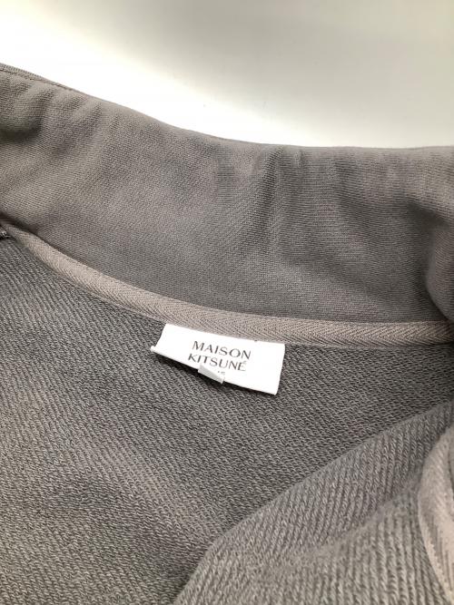 maison kitsune（メゾンキツネ）maison kitsune (メゾンキツネ) フォックスヘッド ジップ レギュラー スウェットシャツ グレー サイズ:XLの古着・服飾アイテム