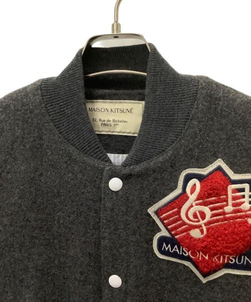 maison kitsune（メゾンキツネ）maison kitsune (メゾンキツネ) スタジャン グレー×ベージュ サイズ:Sの古着・服飾アイテム