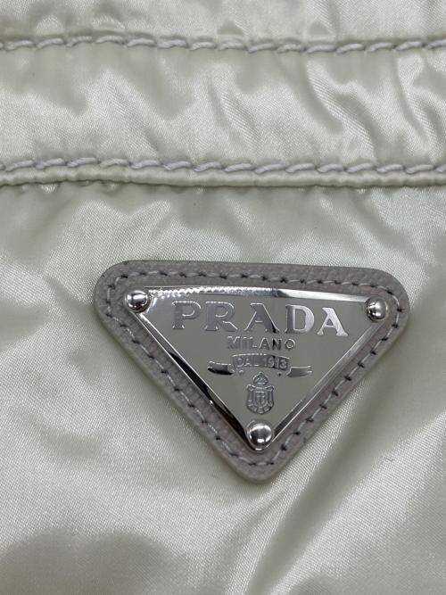 PRADA（プラダ）PRADA (プラダ) ロゴプレートダウンベスト ホワイト×グレー サイズ:42の古着・服飾アイテム