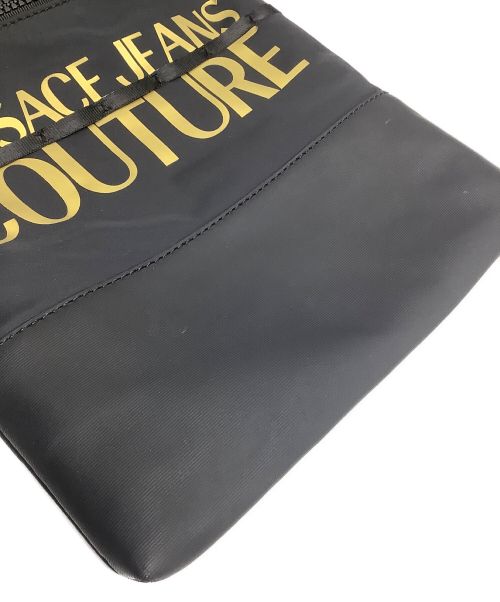 VERSACE JEANS COUTURE（ヴェルサーチ ジーンズクチュール）VERSACE JEANS COUTURE (ヴェルサーチ ジーンズクチュール) ショルダーバッグ ブラック×ゴールドの古着・服飾アイテム