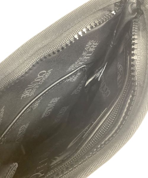 VERSACE JEANS COUTURE（ヴェルサーチ ジーンズクチュール）VERSACE JEANS COUTURE (ヴェルサーチ ジーンズクチュール) ショルダーバッグ ブラック×ゴールドの古着・服飾アイテム