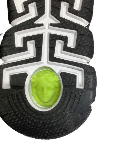 VERSACE（ヴェルサーチェ）VERSACE (ヴェルサーチェ) スニーカー ブラック×シルバー サイズ:40の古着・服飾アイテム