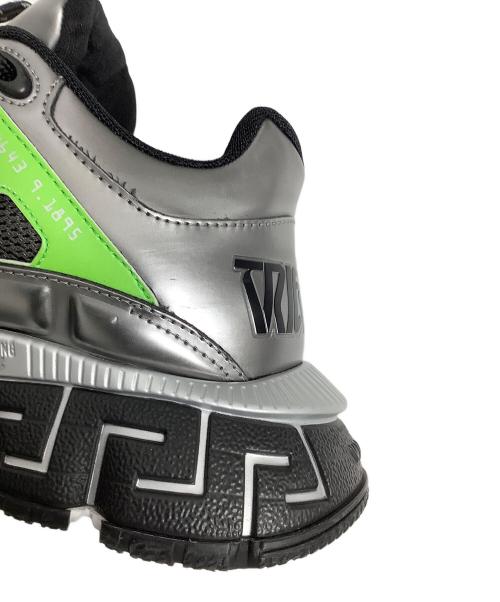 VERSACE（ヴェルサーチェ）VERSACE (ヴェルサーチェ) スニーカー ブラック×シルバー サイズ:40の古着・服飾アイテム