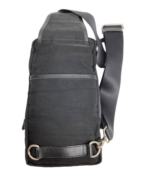 Vivienne Westwood（ヴィヴィアンウエストウッド）Vivienne Westwood (ヴィヴィアンウエストウッド) ORBエンボスボディーバッグ ブラックの古着・服飾アイテム