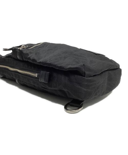 Vivienne Westwood（ヴィヴィアンウエストウッド）Vivienne Westwood (ヴィヴィアンウエストウッド) ORBエンボスボディーバッグ ブラックの古着・服飾アイテム