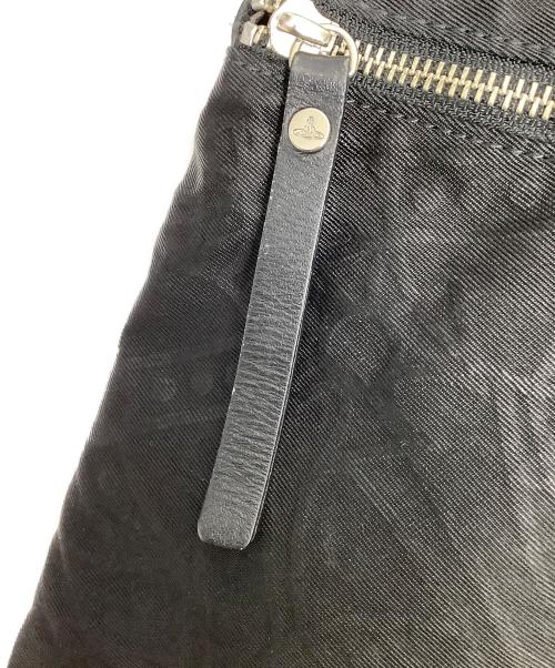 Vivienne Westwood（ヴィヴィアンウエストウッド）Vivienne Westwood (ヴィヴィアンウエストウッド) ORBエンボスボディーバッグ ブラックの古着・服飾アイテム