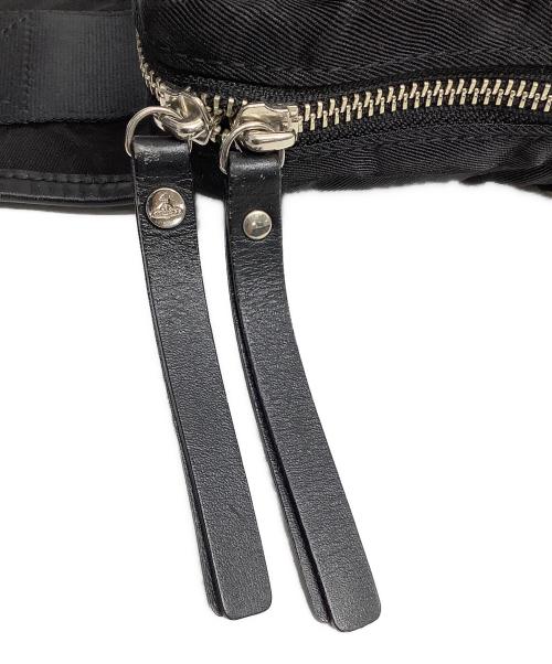 Vivienne Westwood（ヴィヴィアンウエストウッド）Vivienne Westwood (ヴィヴィアンウエストウッド) ORBエンボスボディーバッグ ブラックの古着・服飾アイテム