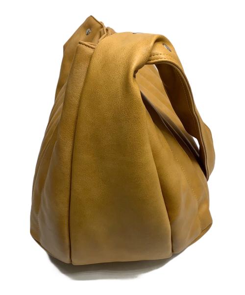 seyto（セイト）seyto (セイト) スタッズビッグショルダーバッグ キャメル サイズ:FREEの古着・服飾アイテム