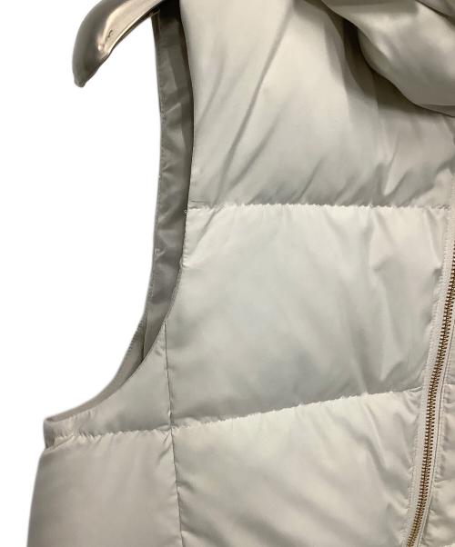 BLUE LABEL CRESTBRIDGE（ブルーレーベルクレストブリッジ）BLUE LABEL CRESTBRIDGE (ブルーレーベルクレストブリッジ) ダウンベスト ホワイト サイズ:38の古着・服飾アイテム