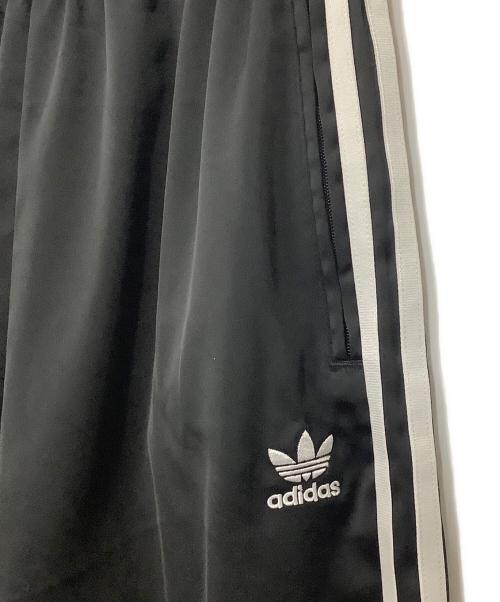adidas（アディダス）adidas (アディダス) アディカラー サテン ワイドレッグ トラックパンツ ブラック サイズ:Sの古着・服飾アイテム