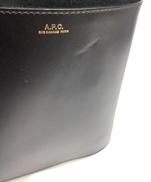 A.P.C.（アーペーセー）A.P.C. (アーペーセー) バケットショルダーバッグ ブラックの古着・服飾アイテム