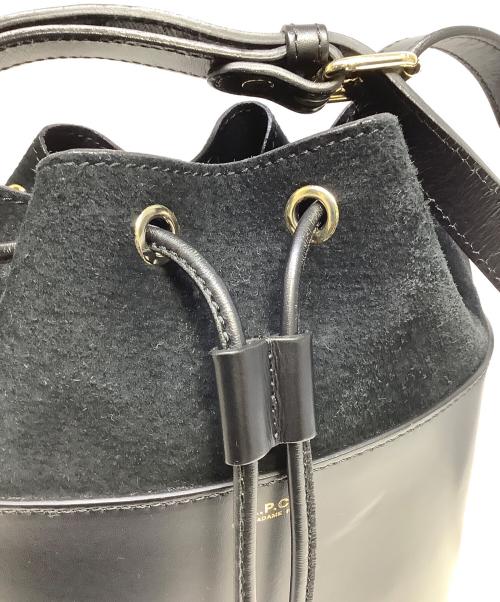 A.P.C.（アーペーセー）A.P.C. (アーペーセー) バケットショルダーバッグ ブラックの古着・服飾アイテム