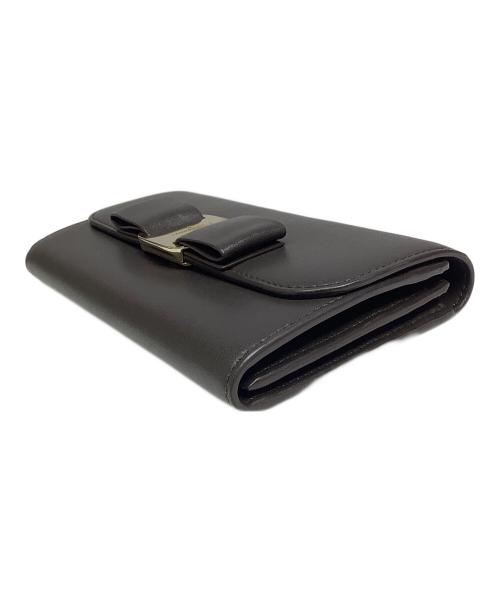 Salvatore Ferragamo（サルヴァトーレ フェラガモ）Salvatore Ferragamo (サルヴァトーレ フェラガモ) ヴァラ・リボン長財布 チャコールグレーの古着・服飾アイテム