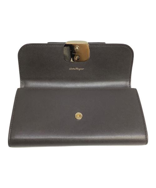 Salvatore Ferragamo（サルヴァトーレ フェラガモ）Salvatore Ferragamo (サルヴァトーレ フェラガモ) ヴァラ・リボン長財布 チャコールグレーの古着・服飾アイテム