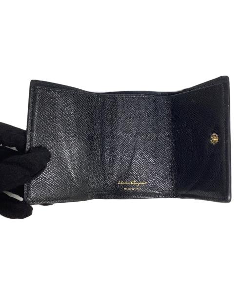 Salvatore Ferragamo（サルヴァトーレ フェラガモ）Salvatore Ferragamo (サルヴァトーレ フェラガモ) コンパクトウォレット ホワイトの古着・服飾アイテム