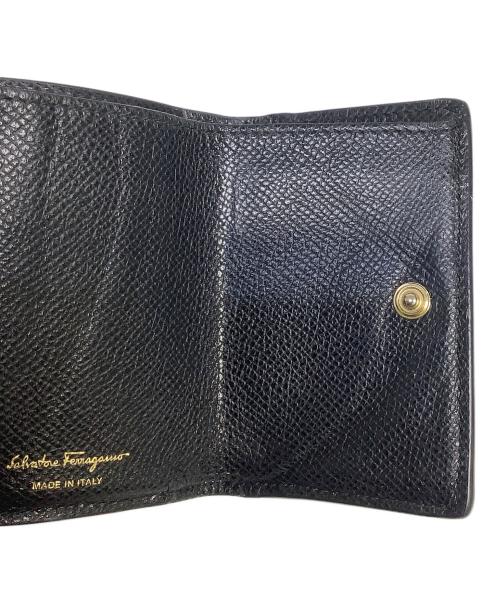 Salvatore Ferragamo（サルヴァトーレ フェラガモ）Salvatore Ferragamo (サルヴァトーレ フェラガモ) コンパクトウォレット ホワイトの古着・服飾アイテム