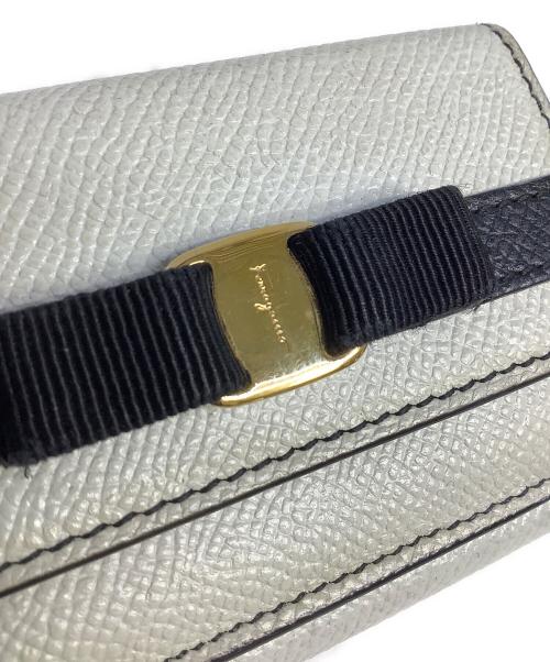 Salvatore Ferragamo（サルヴァトーレ フェラガモ）Salvatore Ferragamo (サルヴァトーレ フェラガモ) コンパクトウォレット ホワイトの古着・服飾アイテム