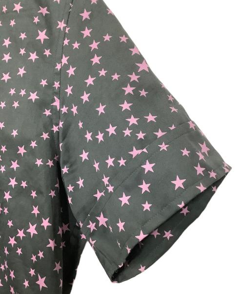 Vivienne Westwood man（ヴィヴィアン ウェストウッド マン）Vivienne Westwood man (ヴィヴィアン ウェストウッド マン) 半袖シャツ グレー×ピンク サイズ:44の古着・服飾アイテム