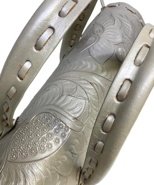 Carving Tribes（カービングトライブス）CARVING TRIBES (カービングトライブス) ハンドバッグ ホワイトの古着・服飾アイテム