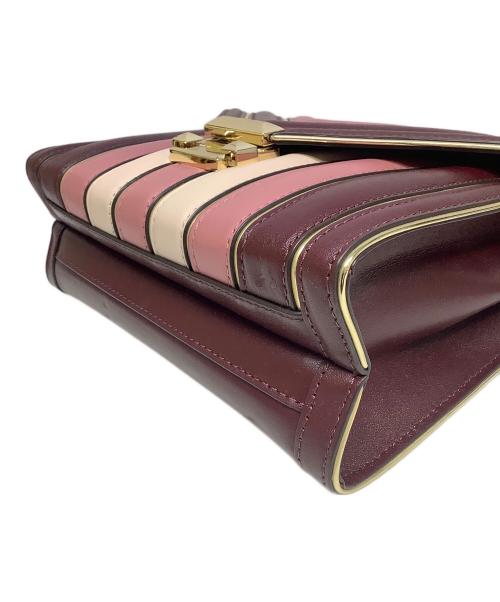 MICHAEL KORS（マイケルコース）MICHAEL KORS (マイケルコース) ホイットニーキルテッド チェーン ショルダーバッグ ボルドー×ピンクの古着・服飾アイテム