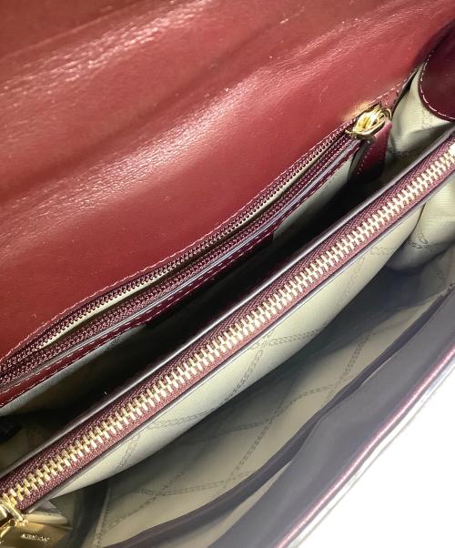 MICHAEL KORS（マイケルコース）MICHAEL KORS (マイケルコース) ホイットニーキルテッド チェーン ショルダーバッグ ボルドー×ピンクの古着・服飾アイテム