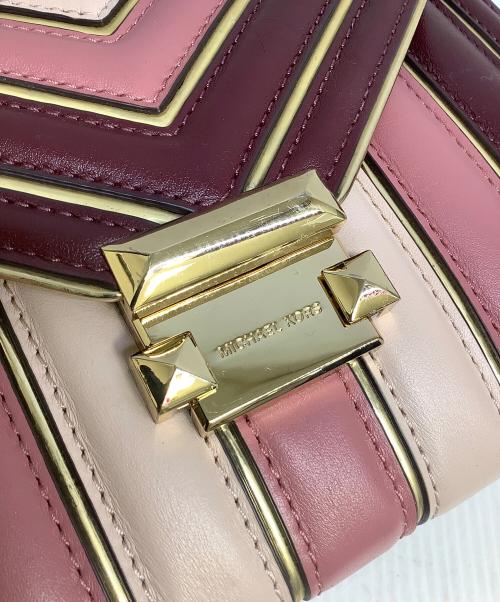 MICHAEL KORS（マイケルコース）MICHAEL KORS (マイケルコース) ホイットニーキルテッド チェーン ショルダーバッグ ボルドー×ピンクの古着・服飾アイテム