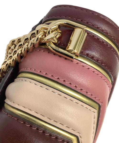 MICHAEL KORS（マイケルコース）MICHAEL KORS (マイケルコース) ホイットニーキルテッド チェーン ショルダーバッグ ボルドー×ピンクの古着・服飾アイテム