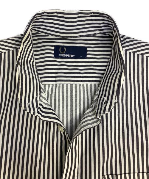 FRED PERRY（フレッドペリー）FRED PERRY (フレッドペリー) 長袖シャツ ネイビー×ホワイト サイズ:Mの古着・服飾アイテム