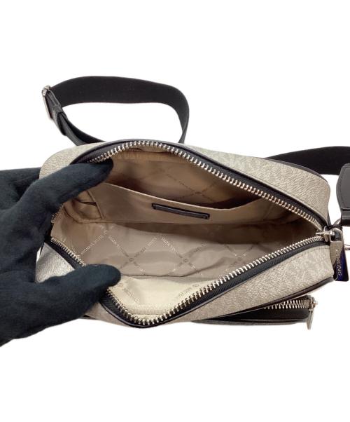 MICHAEL KORS（マイケル・コース）MICHAEL KORS (マイケル・コース) ショルダーバッグ グレー×ブラックの古着・服飾アイテム