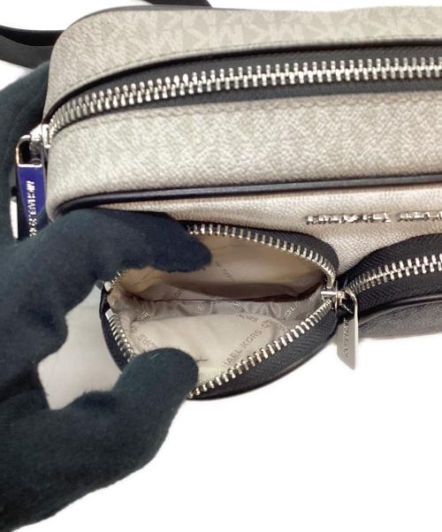 MICHAEL KORS（マイケル・コース）MICHAEL KORS (マイケル・コース) ショルダーバッグ グレー×ブラックの古着・服飾アイテム