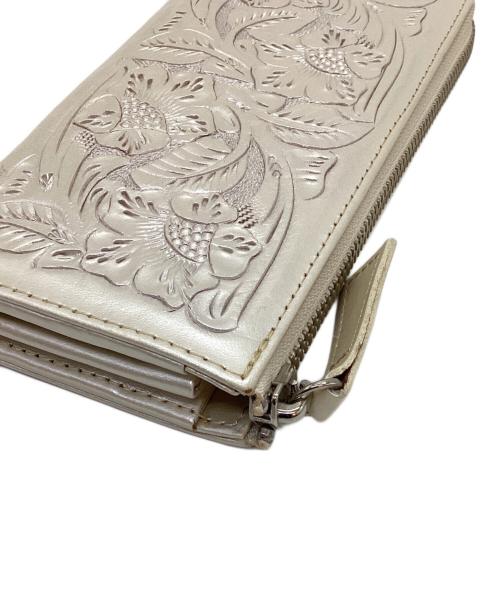 Carving Tribes（カービングトライブス）Carving Tribes (カービングトライブス) 長財布 アイボリーの古着・服飾アイテム