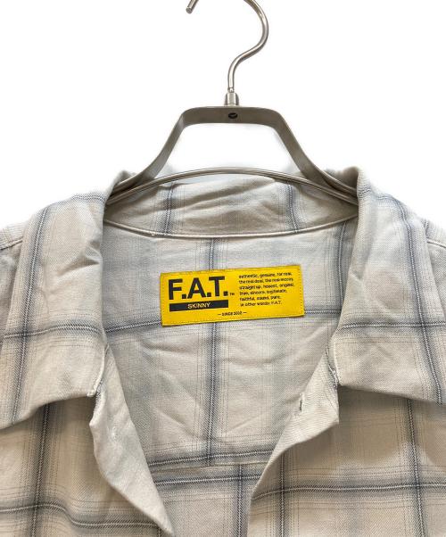 FAT（エフエーティー）FAT (エフエーティー) 半袖シャツ/GIGAMBLE ライトグレー×ベージュ サイズ:Lの古着・服飾アイテム
