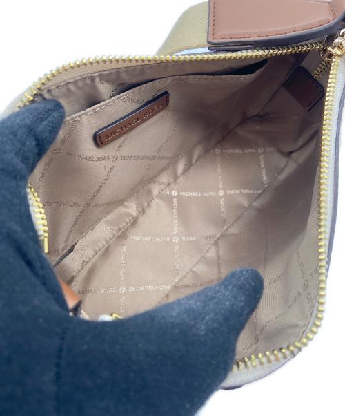 MICHAEL KORS（マイケル・コース）MICHAEL KORS (マイケル・コース) JET SET TRAVEL クロスボディ ウィズ テックアタッチ スモール - MKシグネチャー ベージュ×ブラウンの古着・服飾アイテム