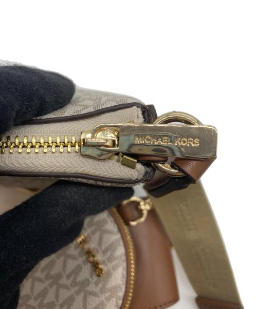 MICHAEL KORS（マイケル・コース）MICHAEL KORS (マイケル・コース) JET SET TRAVEL クロスボディ ウィズ テックアタッチ スモール - MKシグネチャー ベージュ×ブラウンの古着・服飾アイテム