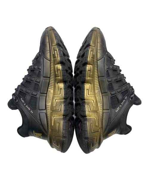 VERSACE（ヴェルサーチェ）VERSACE (ヴェルサーチェ) Trigreca ブラック×ゴールド サイズ:41の古着・服飾アイテム