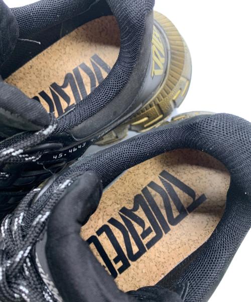 VERSACE（ヴェルサーチェ）VERSACE (ヴェルサーチェ) Trigreca ブラック×ゴールド サイズ:41の古着・服飾アイテム