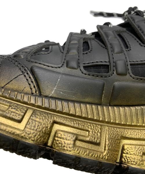 VERSACE（ヴェルサーチェ）VERSACE (ヴェルサーチェ) Trigreca ブラック×ゴールド サイズ:41の古着・服飾アイテム