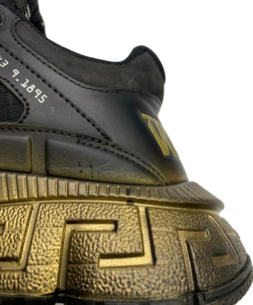 VERSACE（ヴェルサーチェ）VERSACE (ヴェルサーチェ) Trigreca ブラック×ゴールド サイズ:41の古着・服飾アイテム