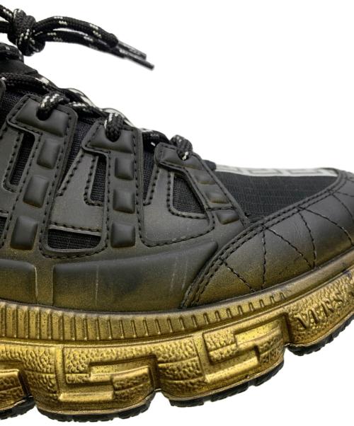 VERSACE（ヴェルサーチェ）VERSACE (ヴェルサーチェ) Trigreca ブラック×ゴールド サイズ:41の古着・服飾アイテム