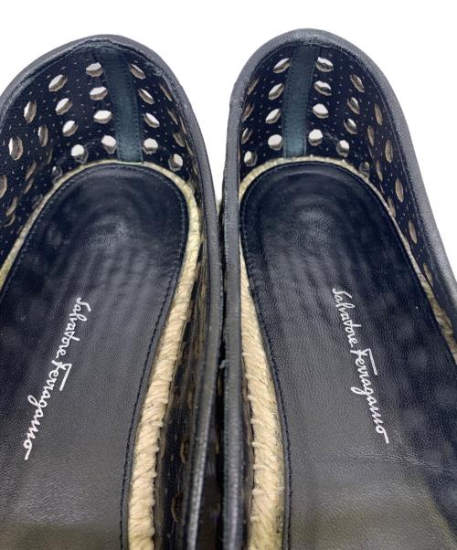 Salvatore Ferragamo（サルヴァトーレ フェラガモ）Salvatore Ferragamo (サルヴァトーレ フェラガモ) エスパドリーユ パンチング ベージュ×ブラック サイズ:9 1/2の古着・服飾アイテム