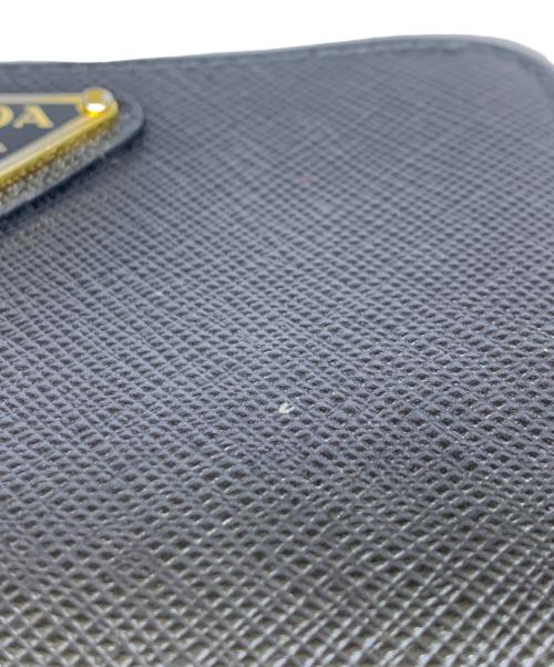 PRADA（プラダ）PRADA (プラダ) PRADA　サフィアーノ・トライアングル　2つ折り財布　の古着・服飾アイテム