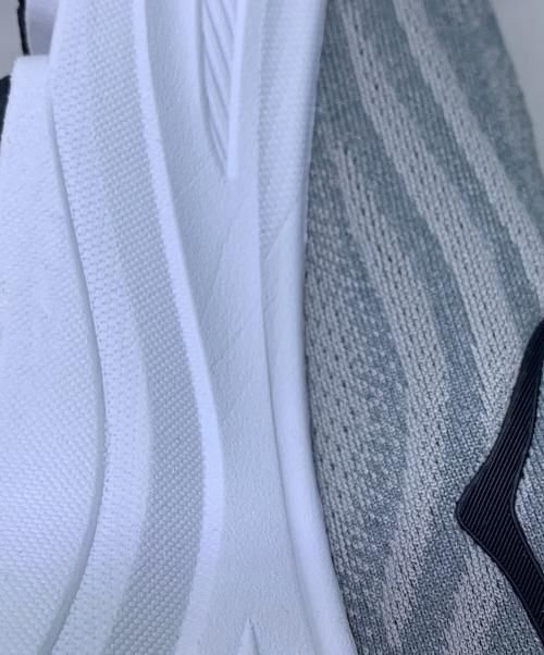 HOKA（ホカ）HOKA (ホカ) スニーカー ホワイト×グレー サイズ:27.5㎝の古着・服飾アイテム