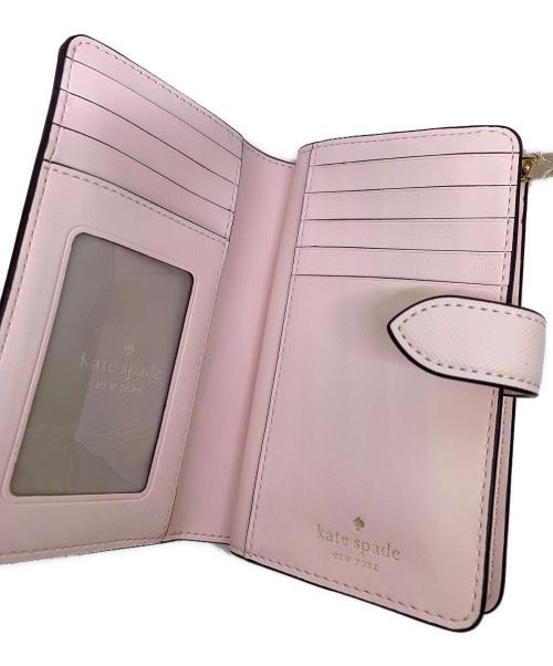 Kate Spade（ケイトスペード）Kate Spade (ケイトスペード) マディソンストロベリーガーデンプリントミディアムコンパクトバイフォールドウォレット ピンクの古着・服飾アイテム