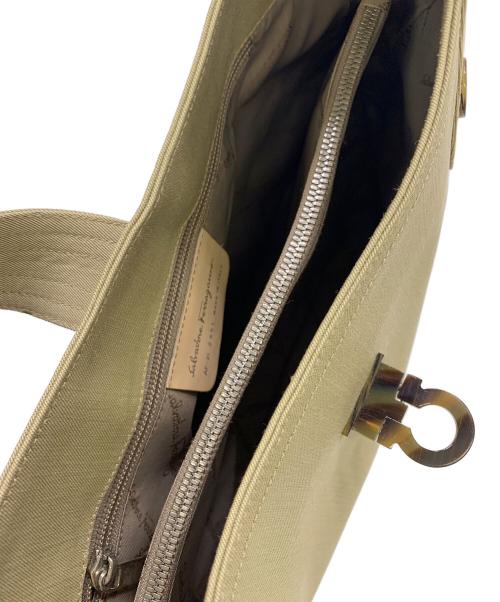 Salvatore Ferragamo（サルヴァトーレ フェラガモ）Salvatore Ferragamo (サルヴァトーレ フェラガモ) Salvatore Ferragamo　ベージュ　ワンショルダーバッグ ベージュの古着・服飾アイテム