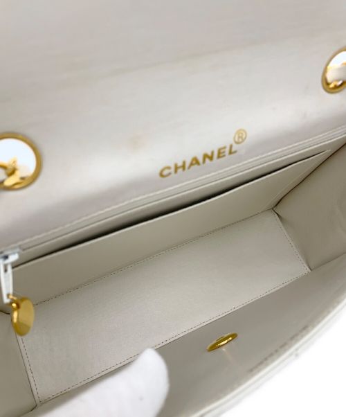 CHANEL（シャネル）CHANEL (シャネル) ダブルチェーンショルダーバッグ ホワイトの古着・服飾アイテム
