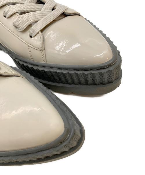 PUMA（プーマ）PUMA (プーマ) FENTY by Rihanna (フェンティバイリアーナ) エナメルポインテッドスニーカー グレーブラック サイズ:25の古着・服飾アイテム