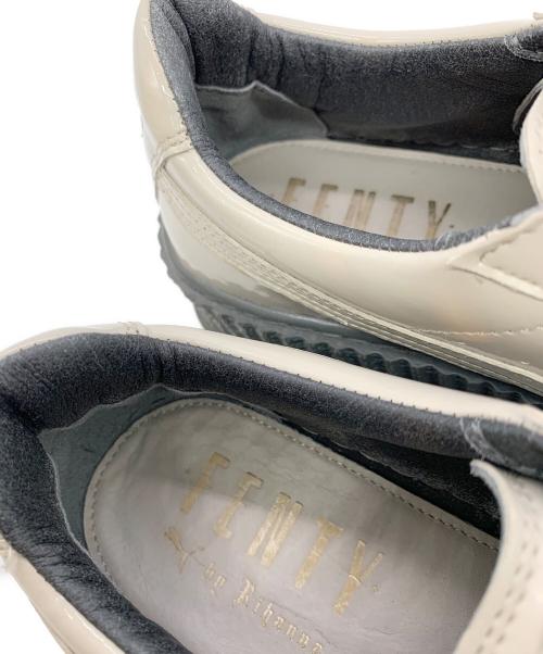 PUMA（プーマ）PUMA (プーマ) FENTY by Rihanna (フェンティバイリアーナ) エナメルポインテッドスニーカー グレーブラック サイズ:25の古着・服飾アイテム