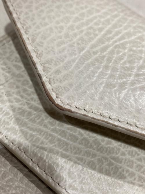 Maison Margiela（メゾンマルジェラ）Maison Margiela (メゾンマルジェラ) 3つ折り財布 ベージュの古着・服飾アイテム