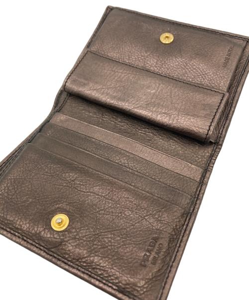 PRADA（プラダ）PRADA (プラダ) 2つ折り財布 ブラウンの古着・服飾アイテム