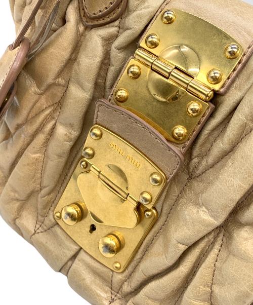 MIU MIU（ミュウミュウ）MIU MIU (ミュウミュウ) マテラッセ ベージュの古着・服飾アイテム